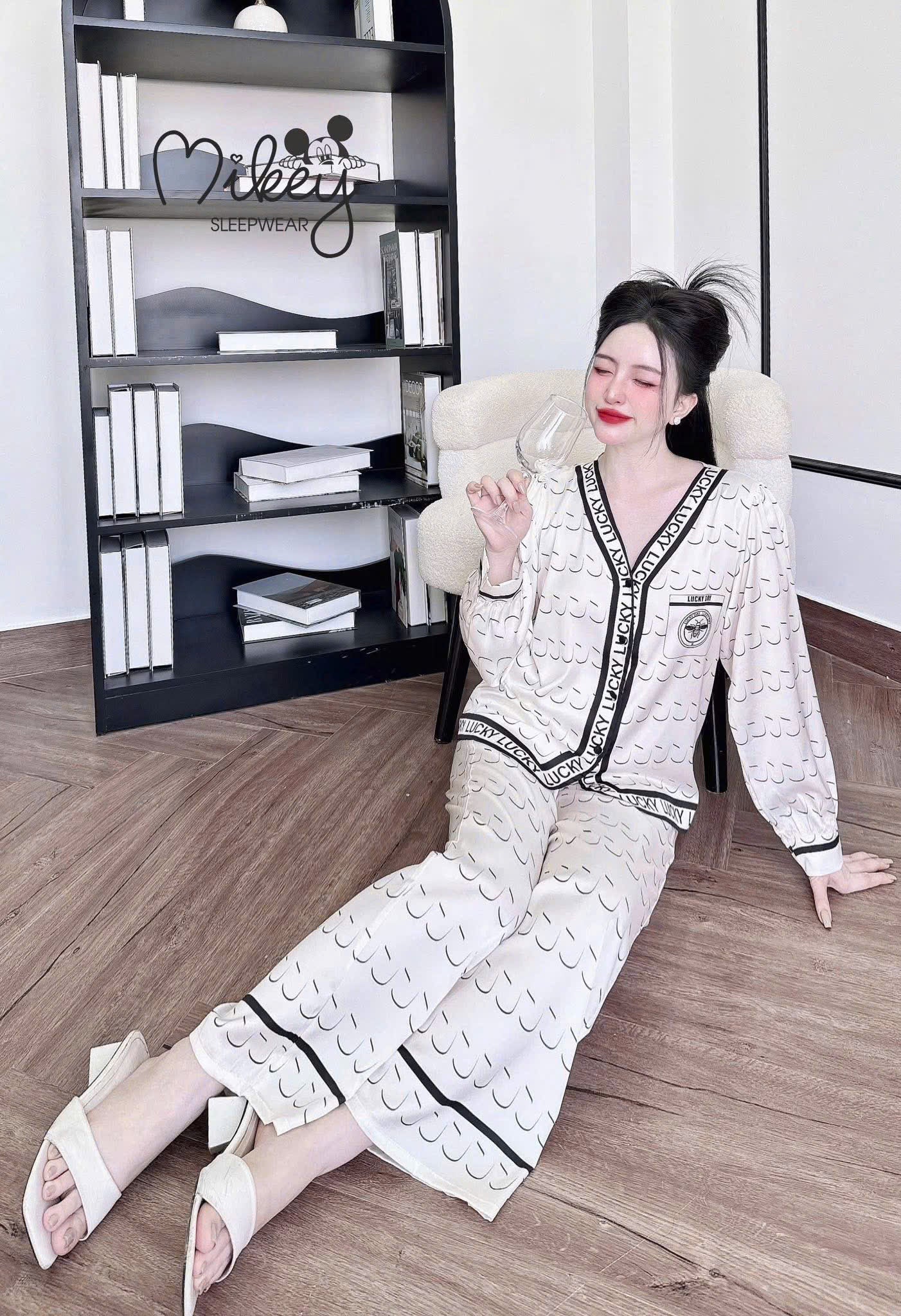 Bộ ngủ tay dài Mickey Latin cổ Y tay phồng