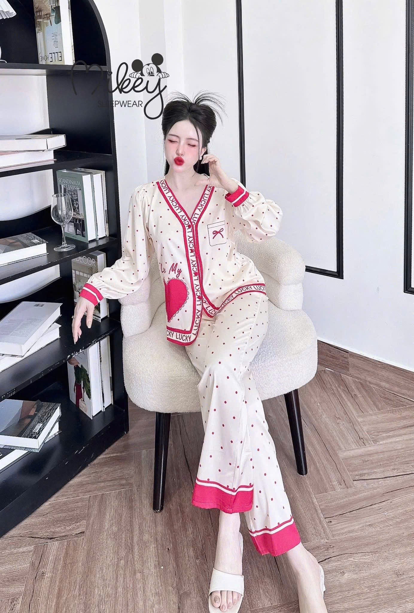 Bộ ngủ tay dài Mickey Latin cổ Y tay phồng