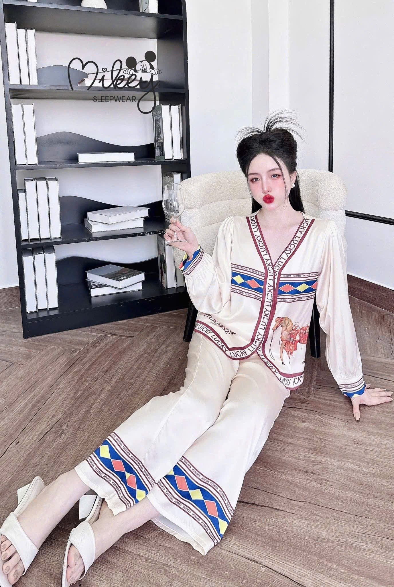 Bộ ngủ tay dài Mickey Latin cổ Y tay phồng