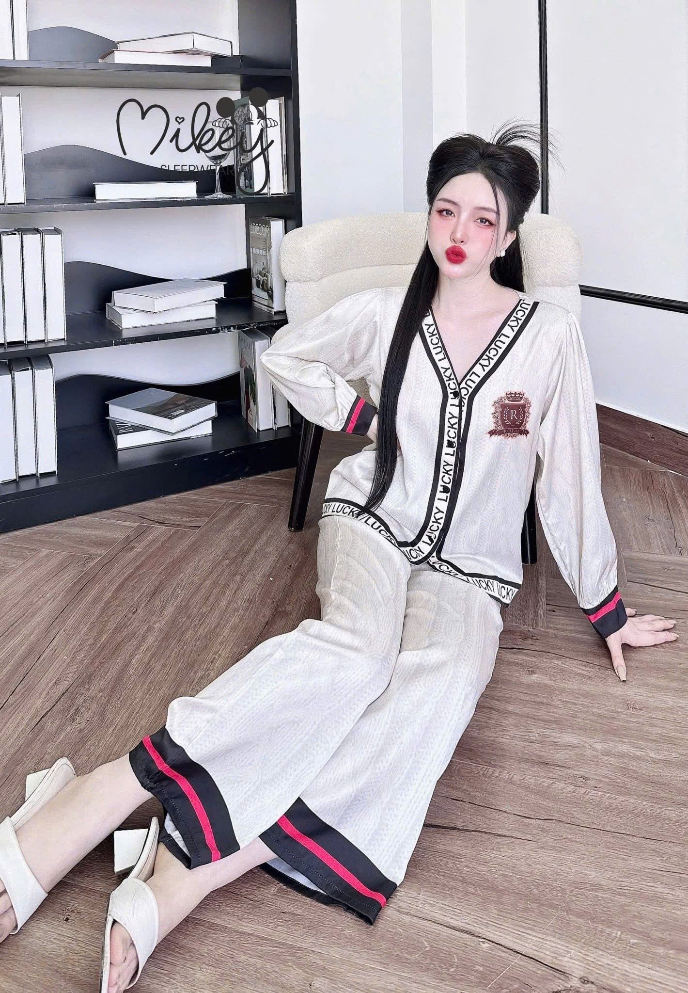 Bộ ngủ tay dài Mickey Latin cổ Y tay phồng