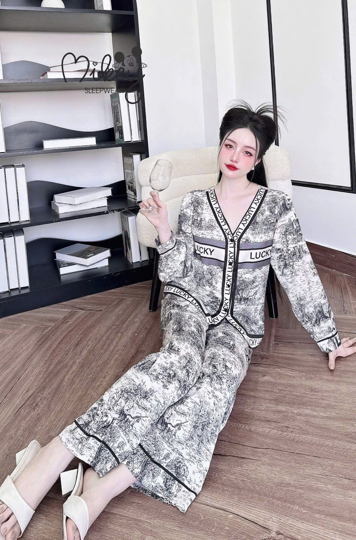 Bộ ngủ tay dài Mickey Latin cổ Y tay phồng