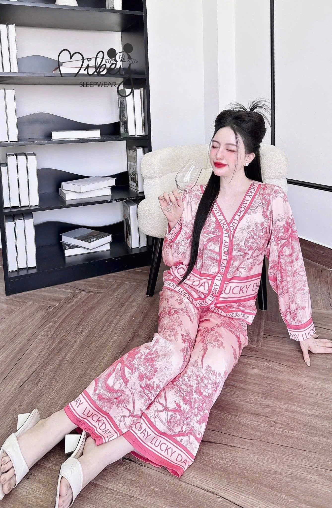 Bộ ngủ tay dài Mickey Latin cổ Y tay phồng