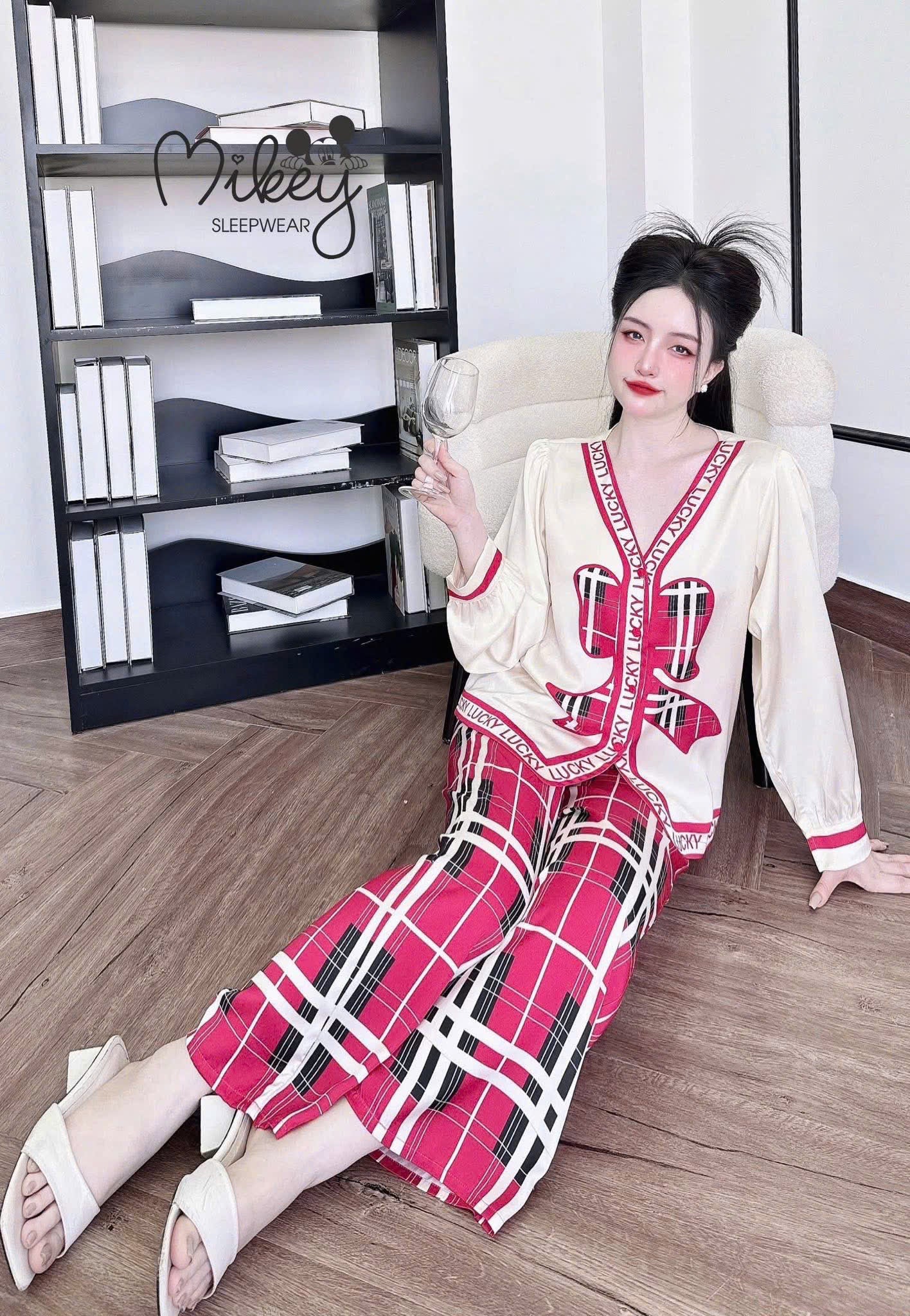 Bộ ngủ tay dài Mickey Latin cổ Y tay phồng