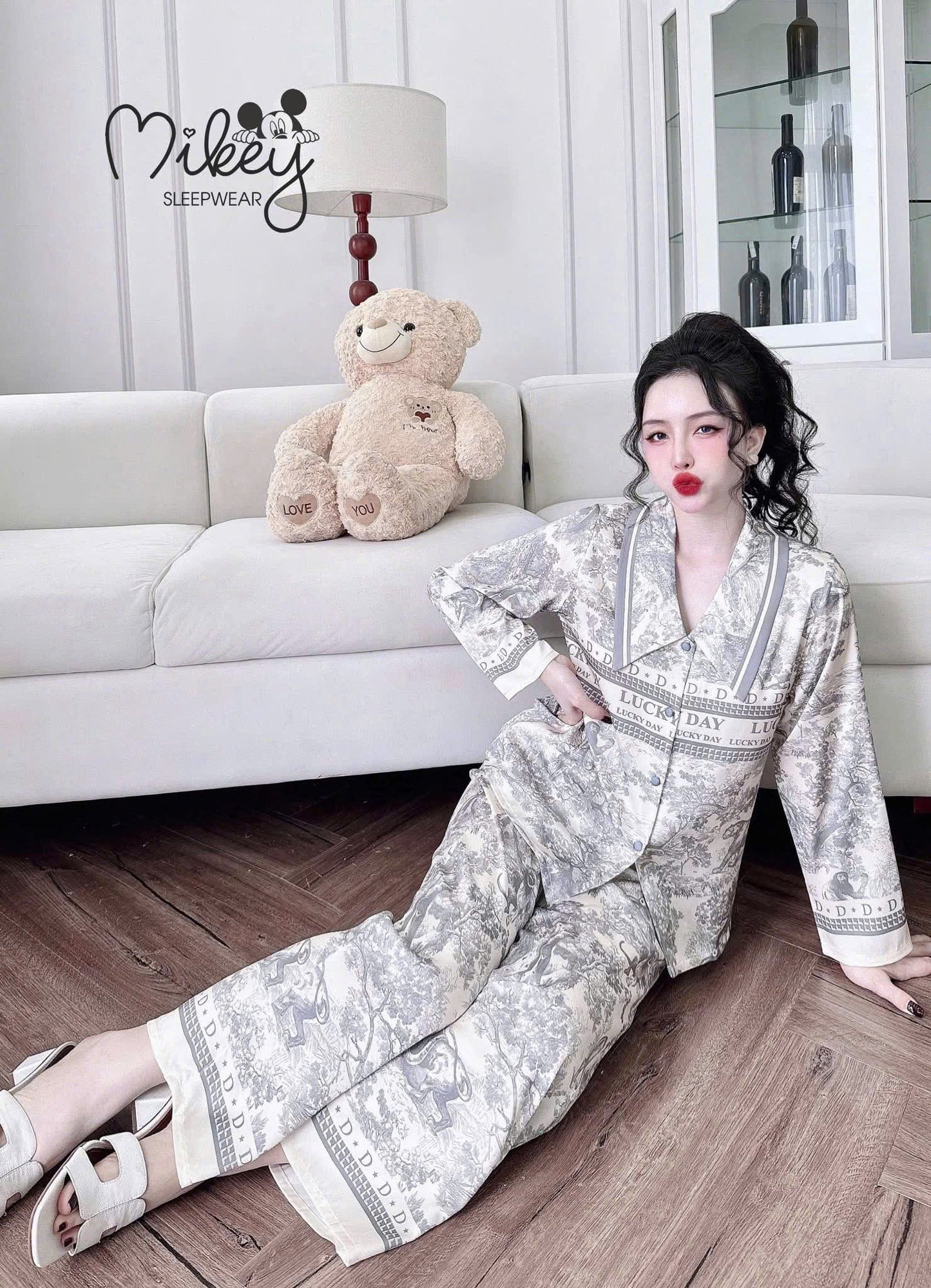 Bộ ngủ tay dài Mickey Latin cổ nhọn dưới 70kg