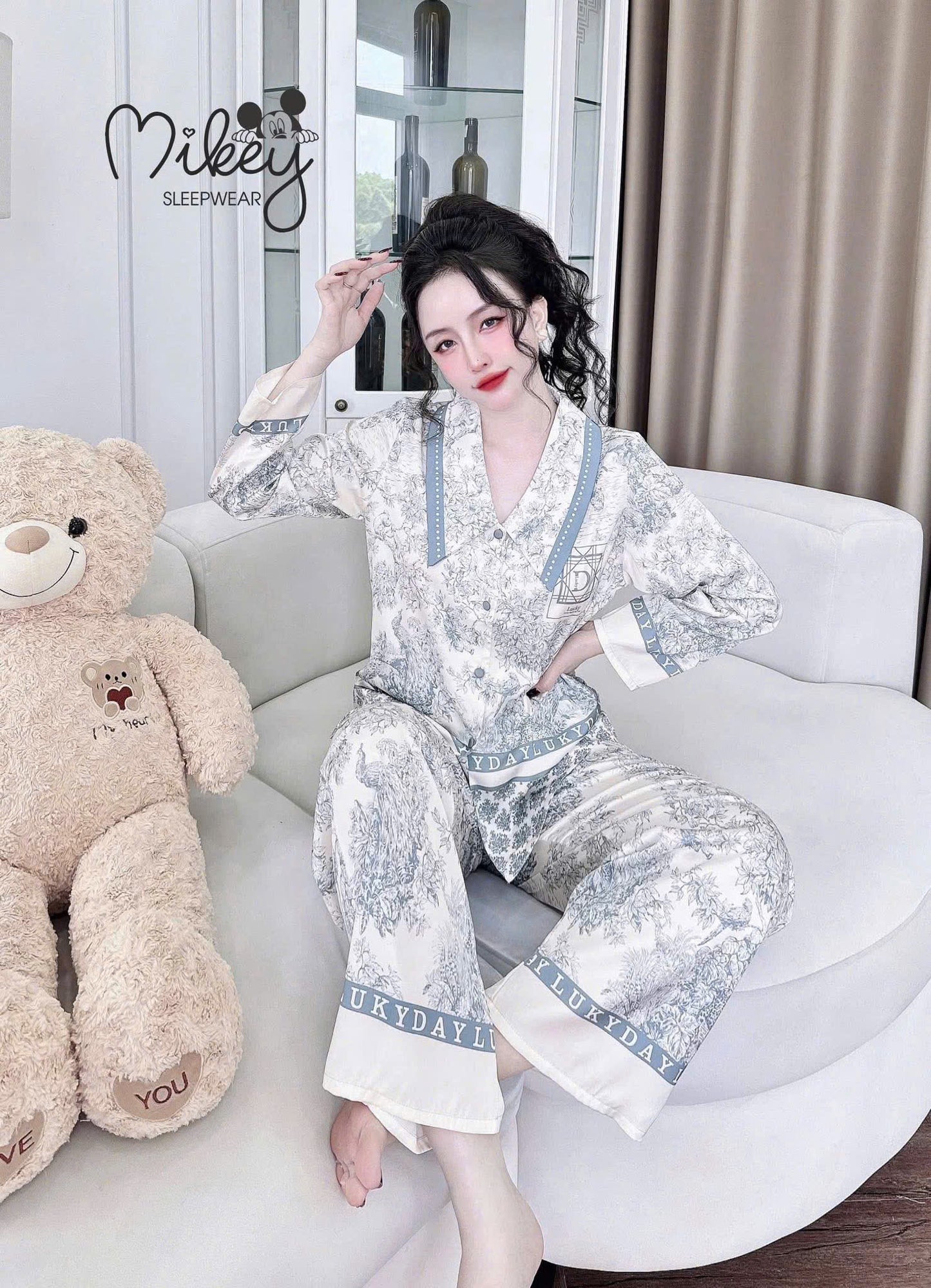 Bộ ngủ tay dài Mickey Latin cổ nhọn dưới 70kg