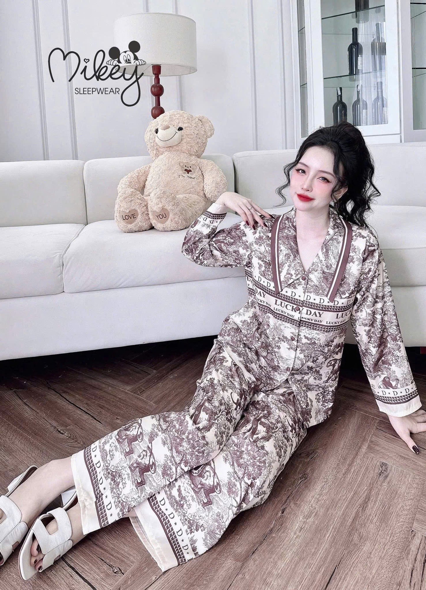 Bộ ngủ tay dài Mickey Latin cổ nhọn dưới 70kg