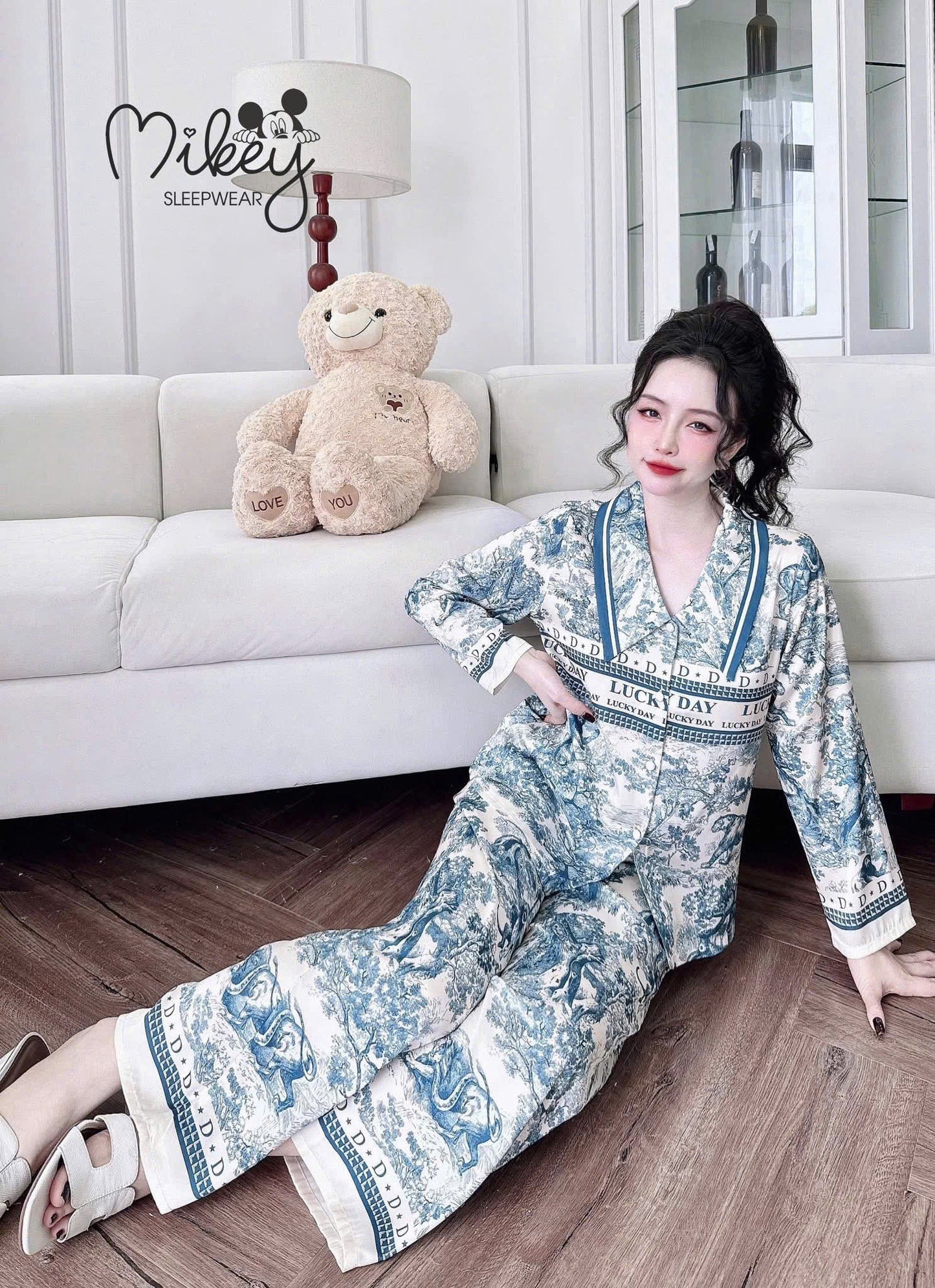 Bộ ngủ tay dài Mickey Latin cổ nhọn dưới 70kg