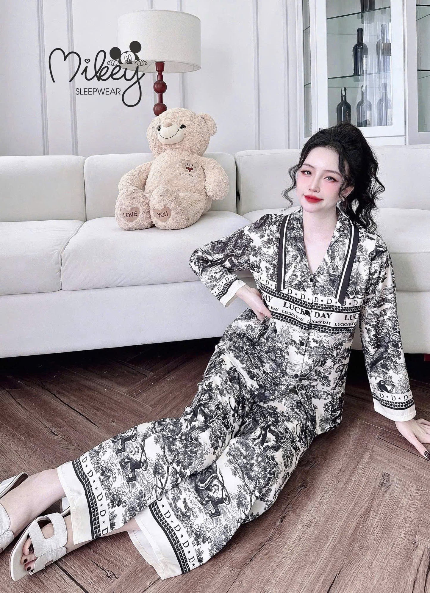 Bộ ngủ tay dài Mickey Latin cổ nhọn dưới 70kg