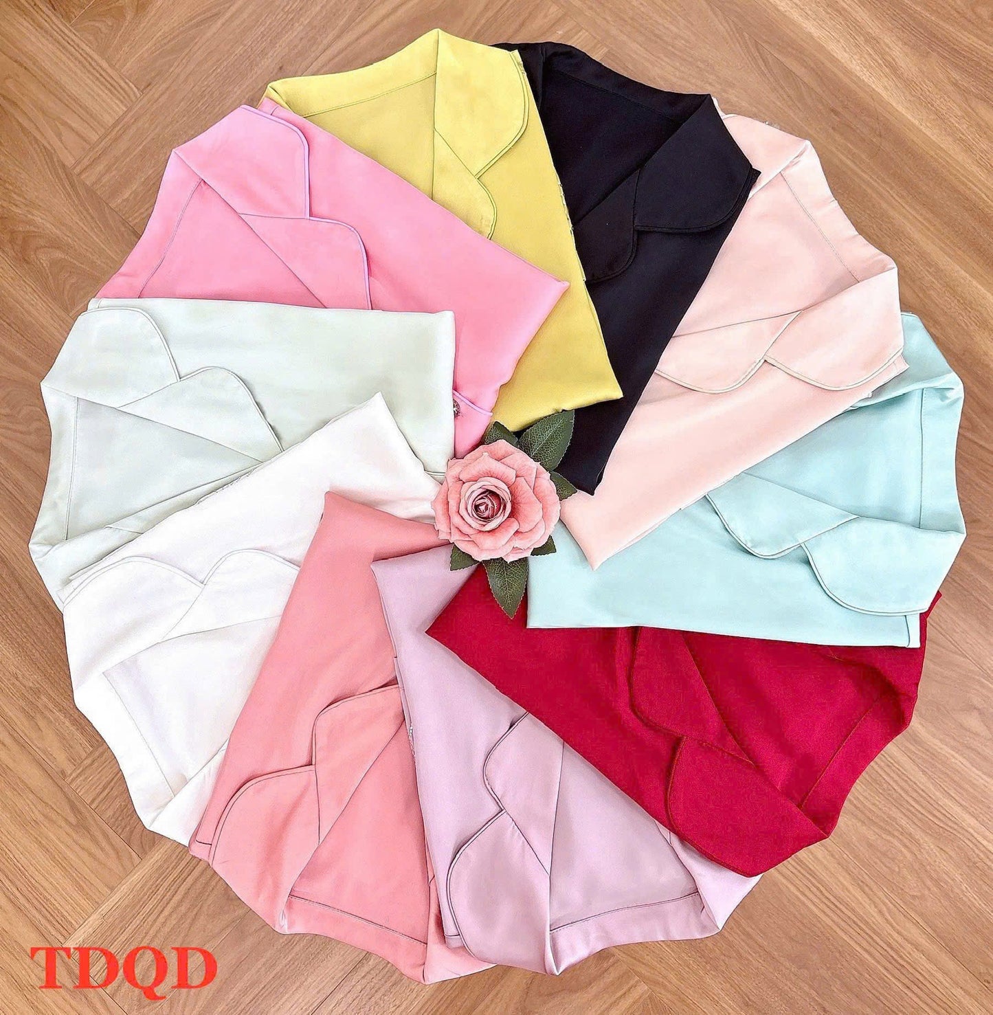 Bộ ngủ tay dài quần dài pha ren đính đá dưới 65kg