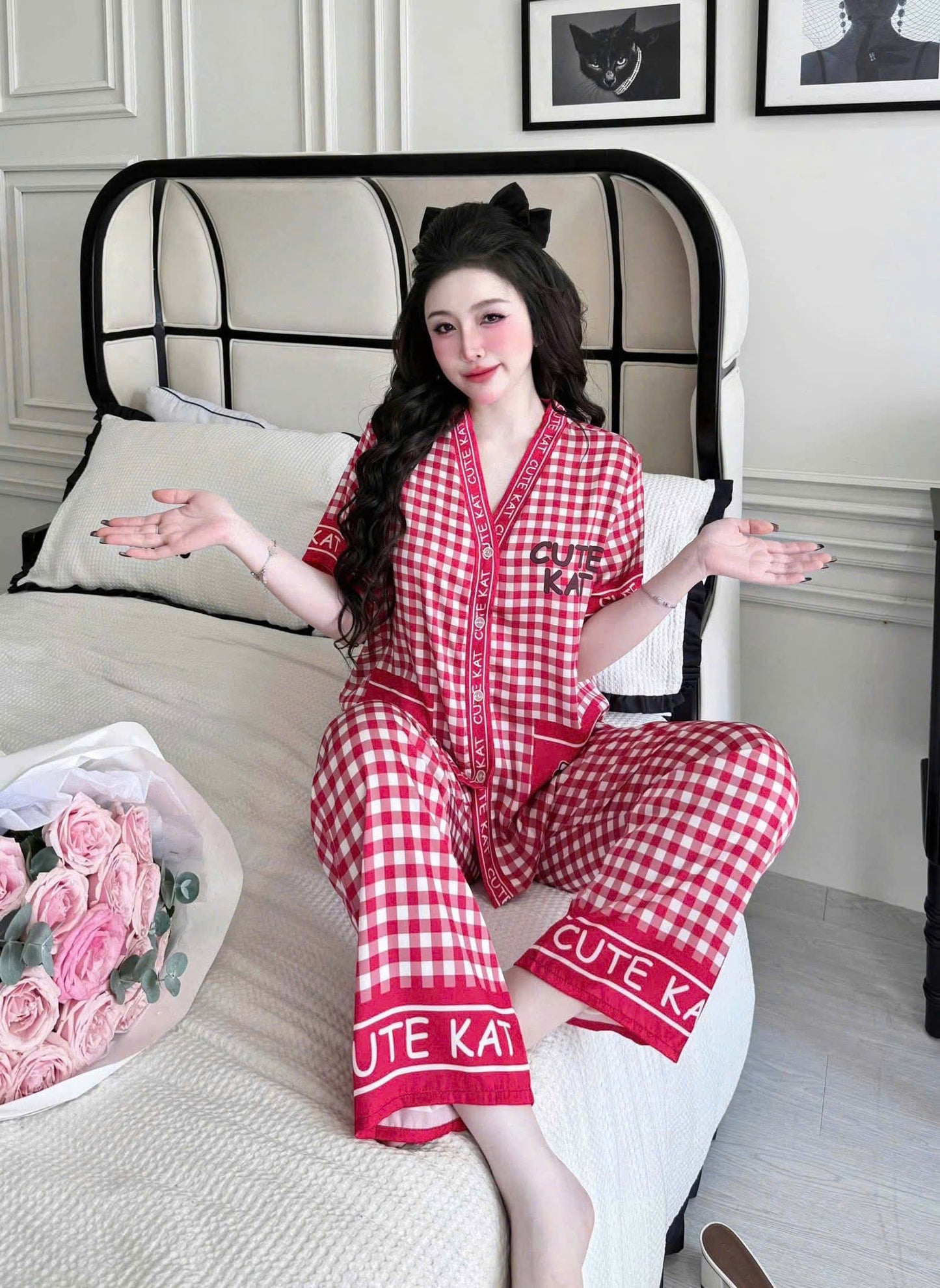 Bộ ngủ tay ngắn quần dài lụa latin cổ Y 3D
