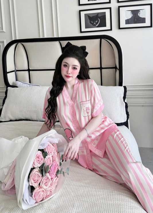 Bộ ngủ tay ngắn quần dài lụa latin cổ Y 3D
