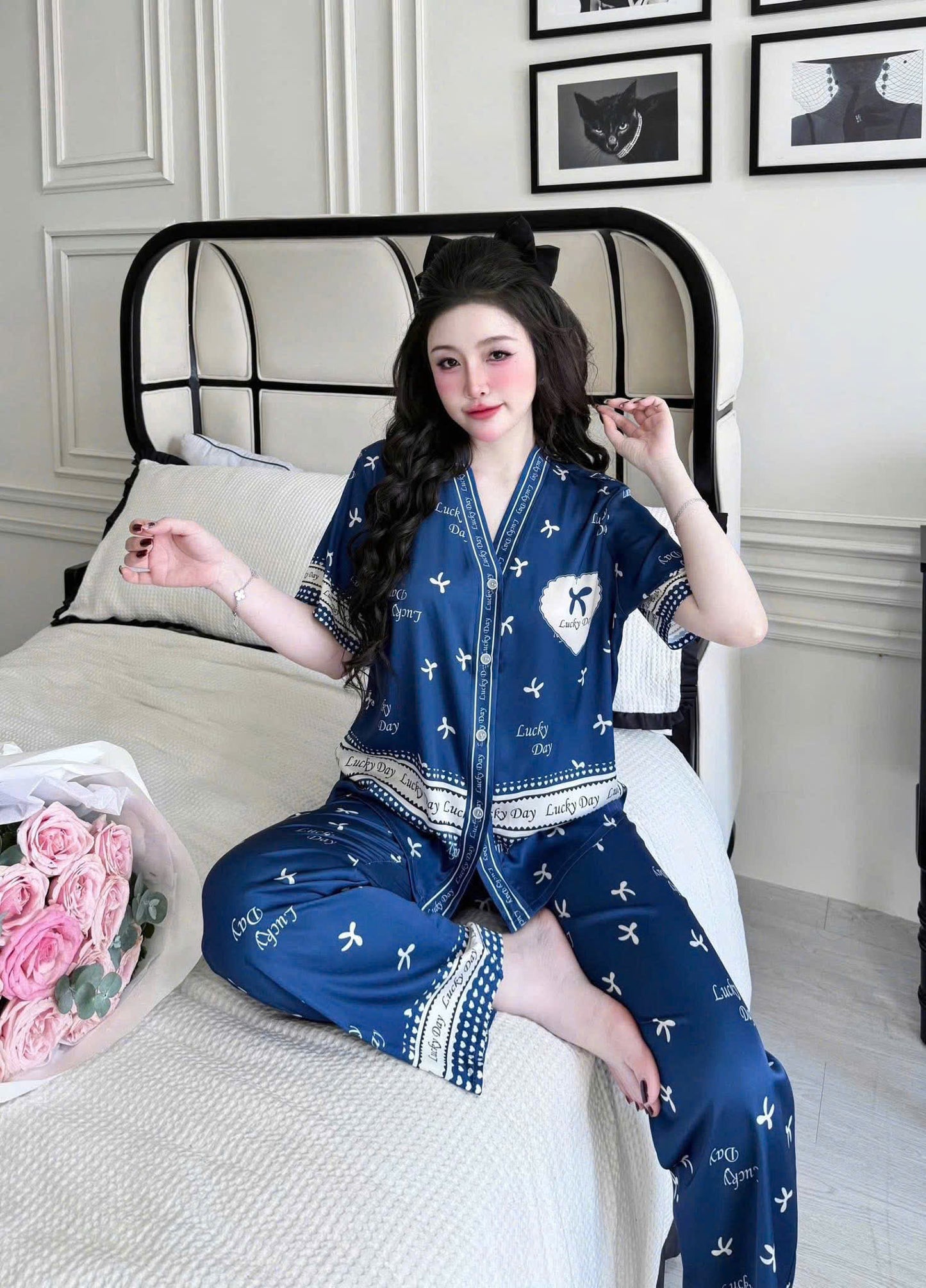 Bộ ngủ tay ngắn quần dài lụa latin cổ Y 3D