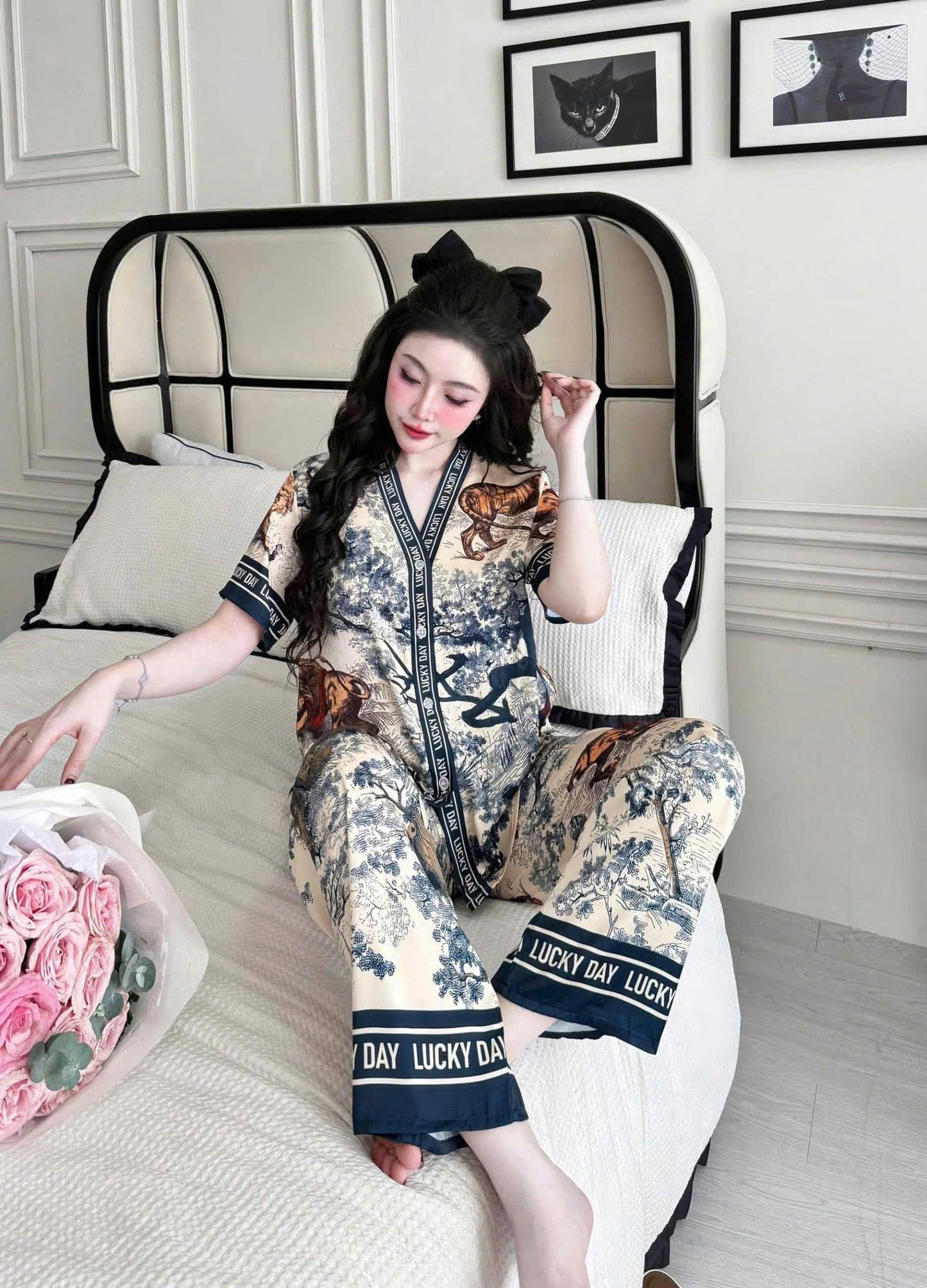 Bộ ngủ tay ngắn quần dài lụa latin cổ Y 3D