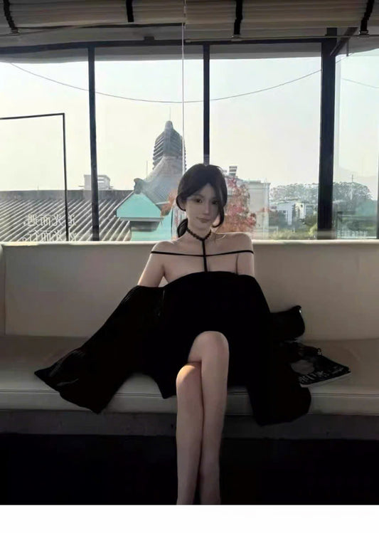 Đầm đen dây treo dáng bí phồng tay dài