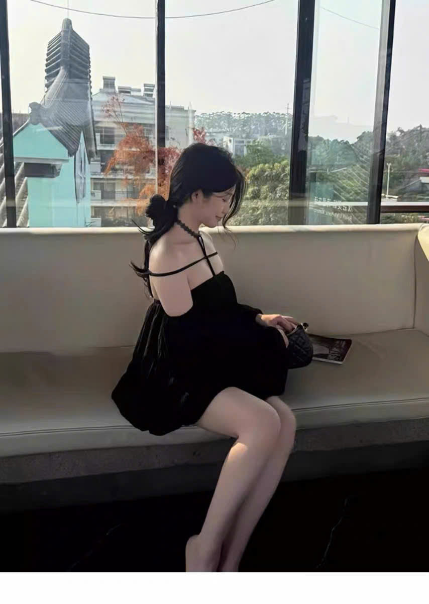 Đầm đen dây treo dáng bí phồng tay dài