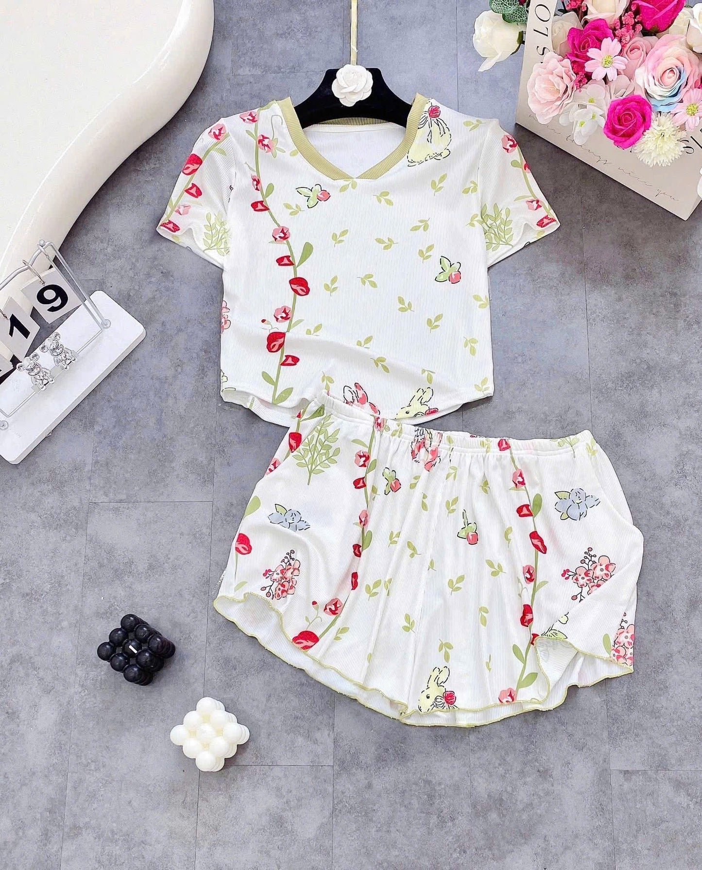 Bộ ngủ đùi thun gân áo crop cổ V in hoạ tiết