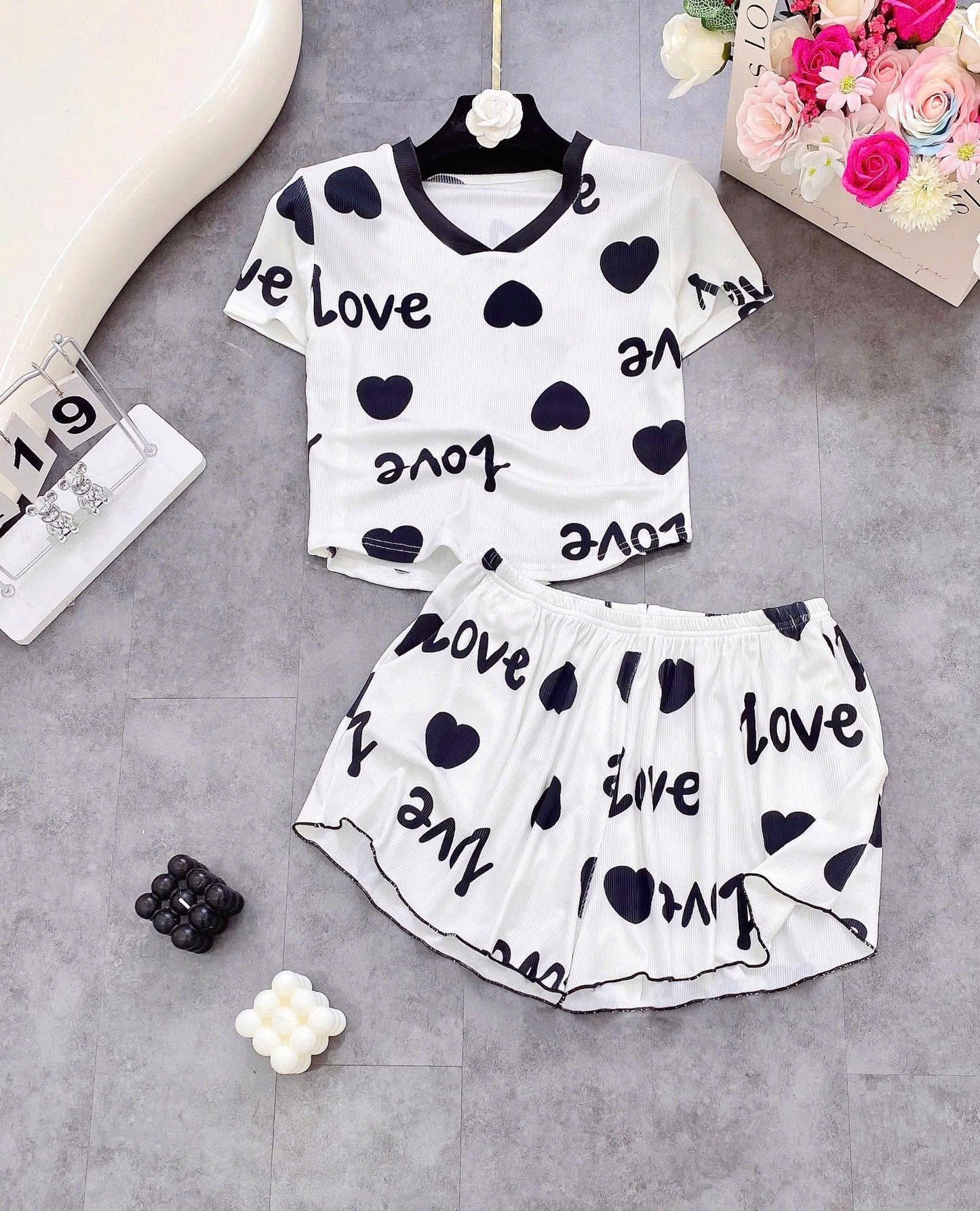 Bộ ngủ đùi thun gân áo crop cổ V in hoạ tiết