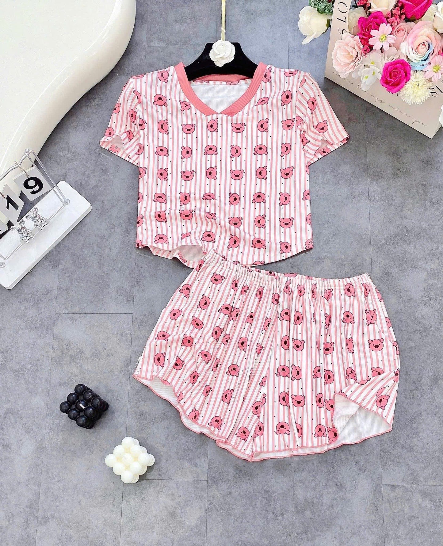 Bộ ngủ đùi thun gân áo crop cổ V in hoạ tiết