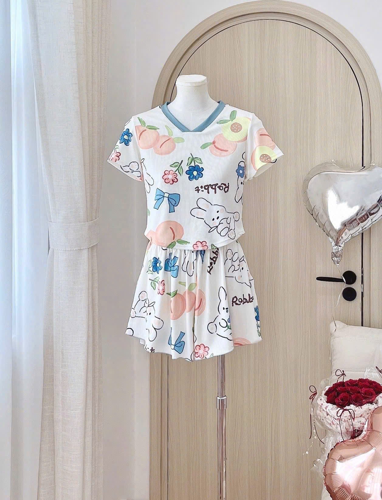 Bộ ngủ đùi thun gân áo crop cổ V in hoạ tiết