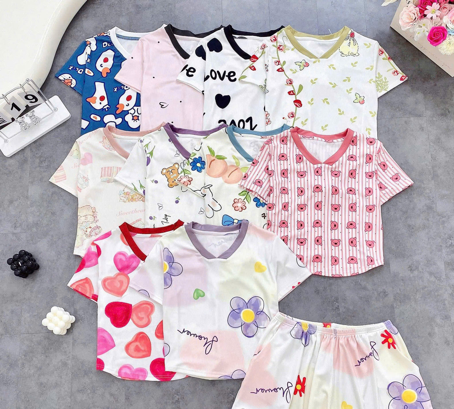 Bộ ngủ đùi thun gân áo crop cổ V in hoạ tiết