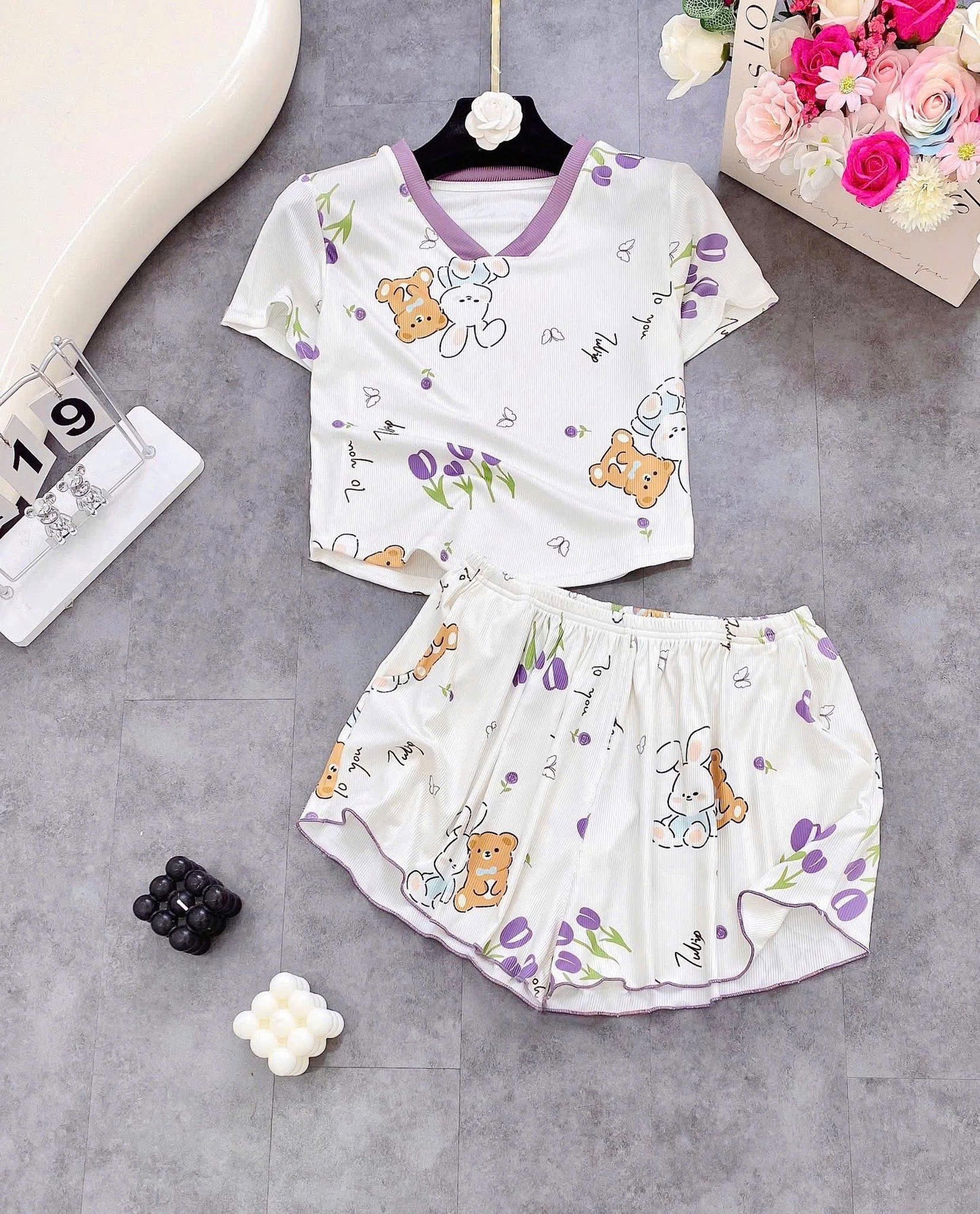 Bộ ngủ đùi thun gân áo crop cổ V in hoạ tiết