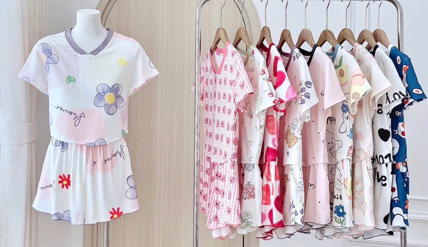 Bộ ngủ đùi thun gân áo crop cổ V in hoạ tiết