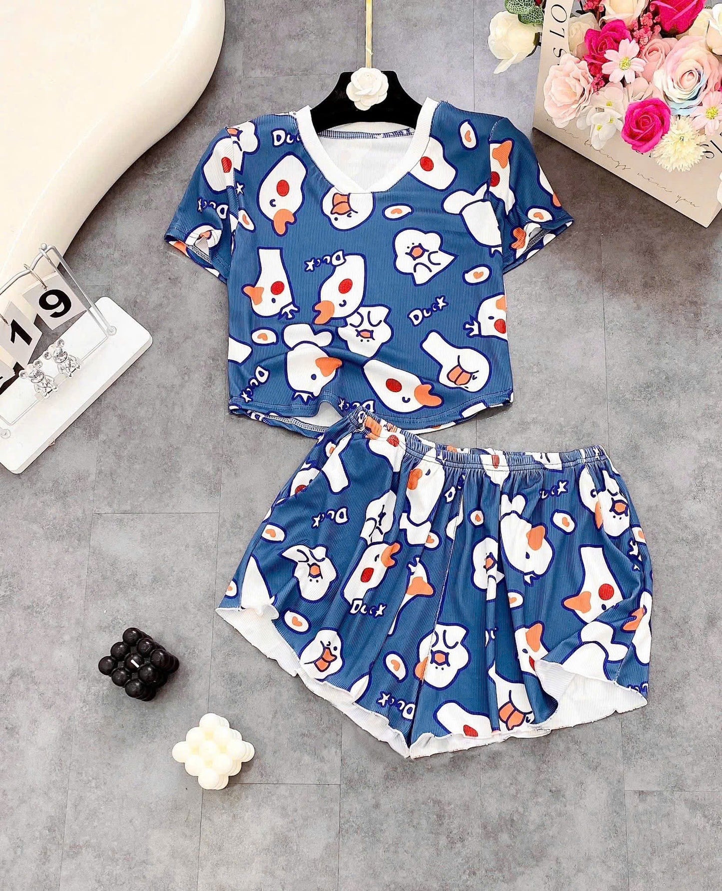 Bộ ngủ đùi thun gân áo crop cổ V in hoạ tiết