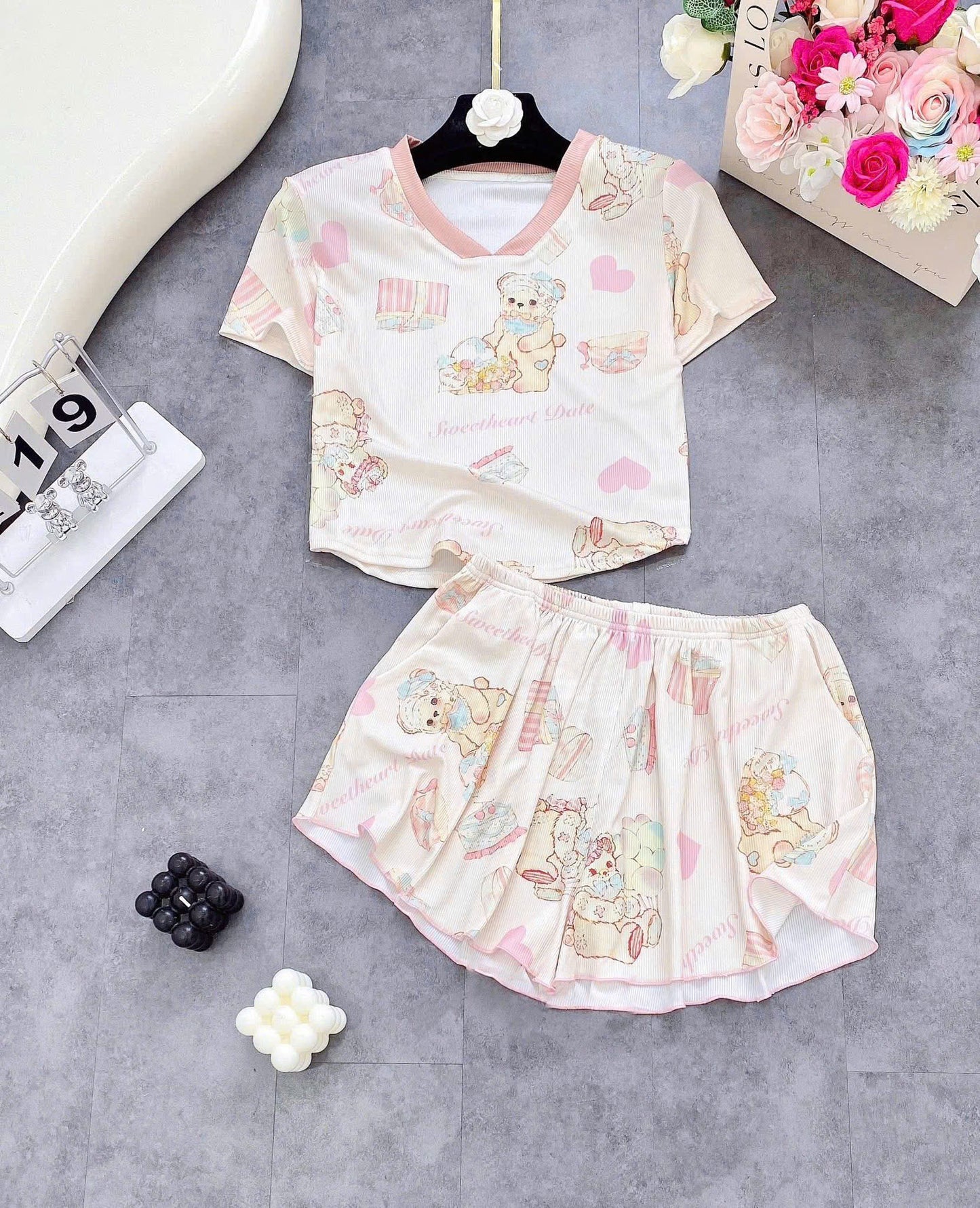 Bộ ngủ đùi thun gân áo crop cổ V in hoạ tiết