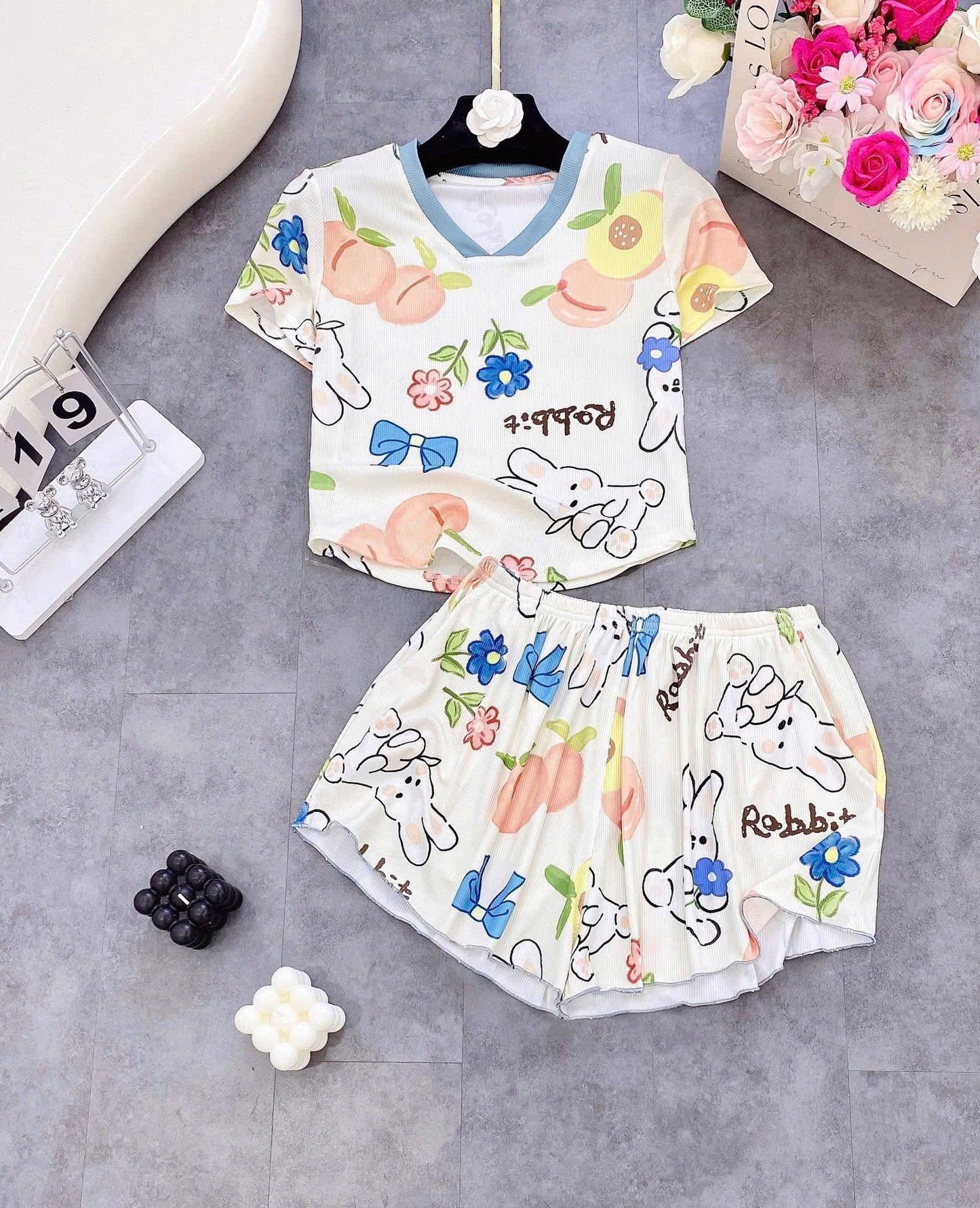 Bộ ngủ đùi thun gân áo crop cổ V in hoạ tiết