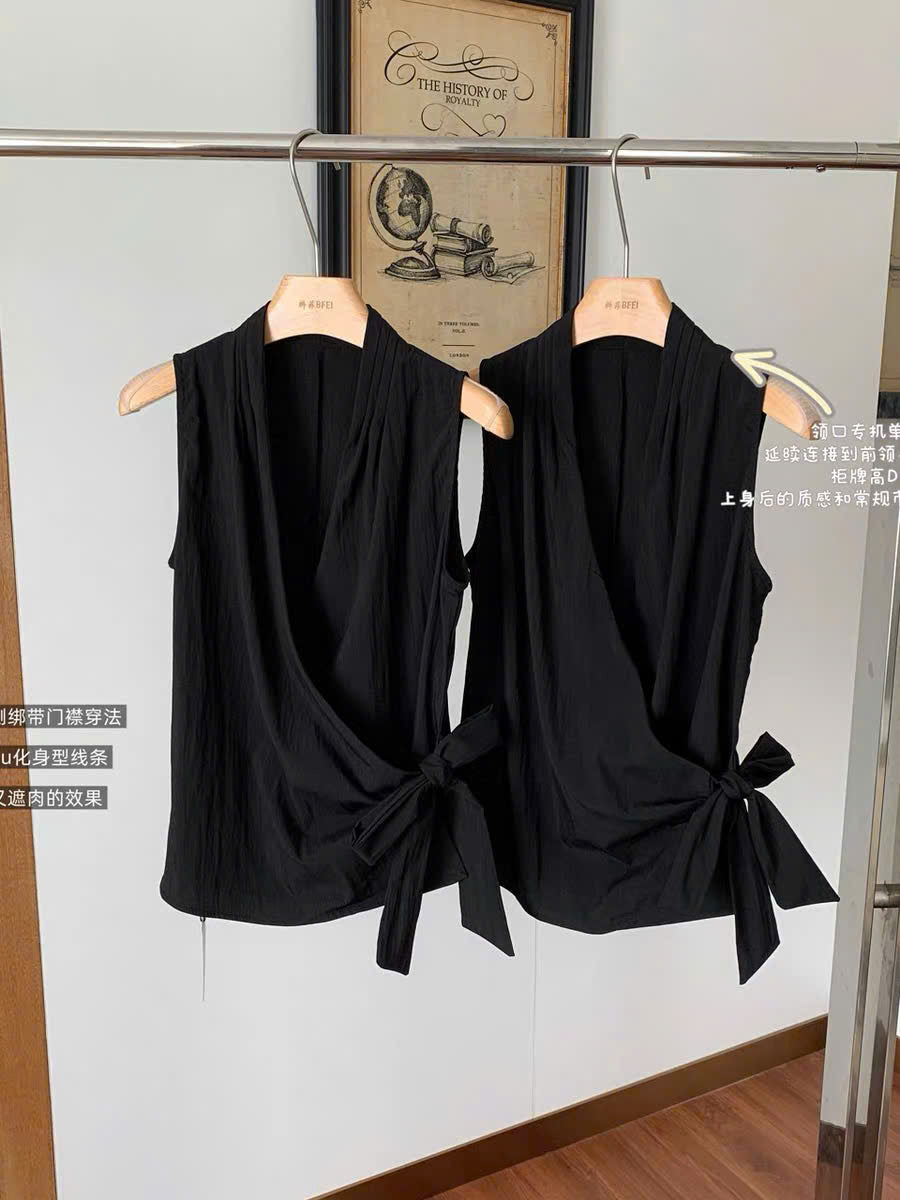 Set áo sát nách vạt chéo và quần suông thanh lịch