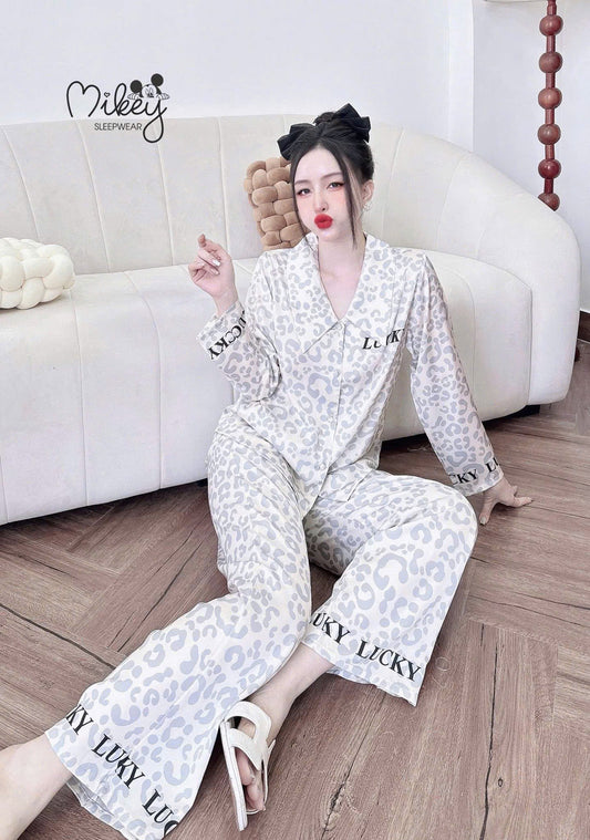 Bộ ngủ tay dài Mikey Latin cổ nhọn nút bọc