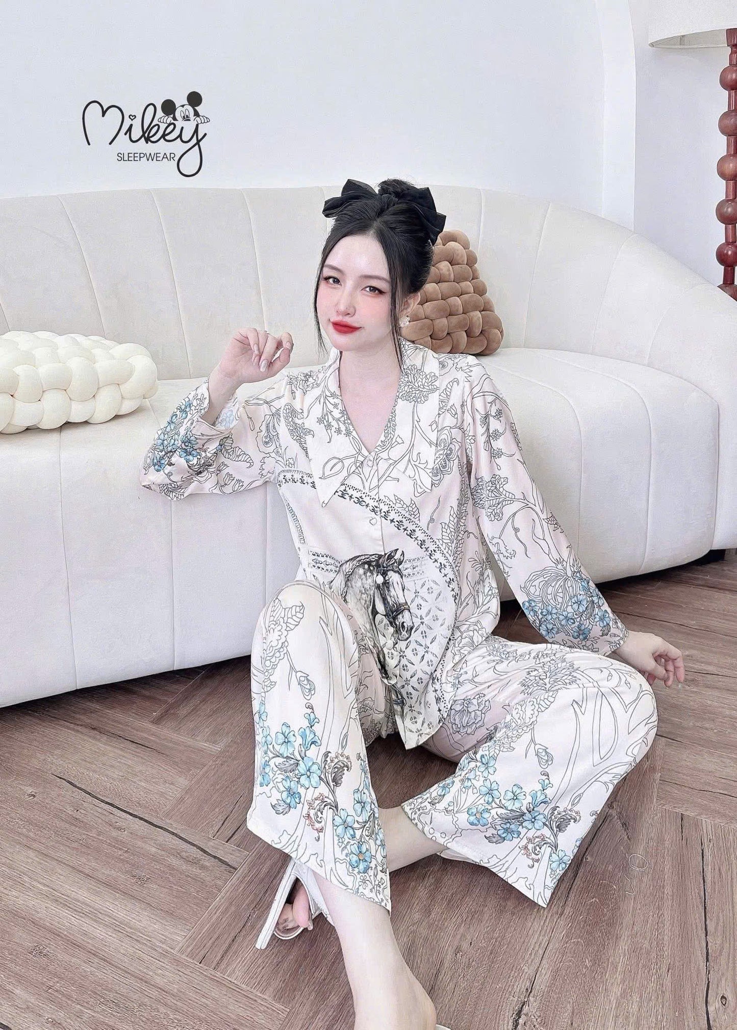 Bộ ngủ tay dài Mikey Latin cổ nhọn nút bọc