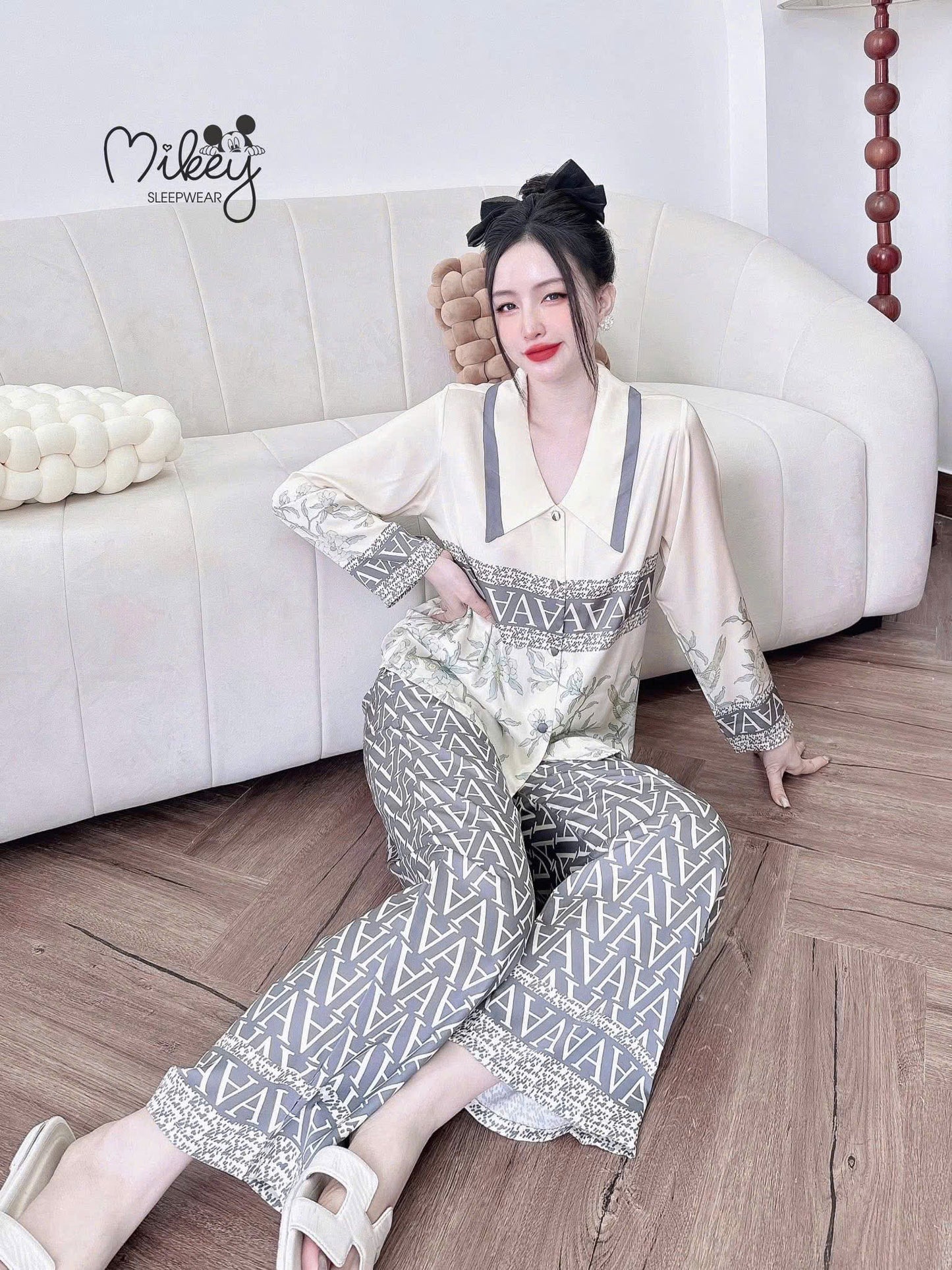 Bộ ngủ tay dài Mikey Latin cổ nhọn nút bọc