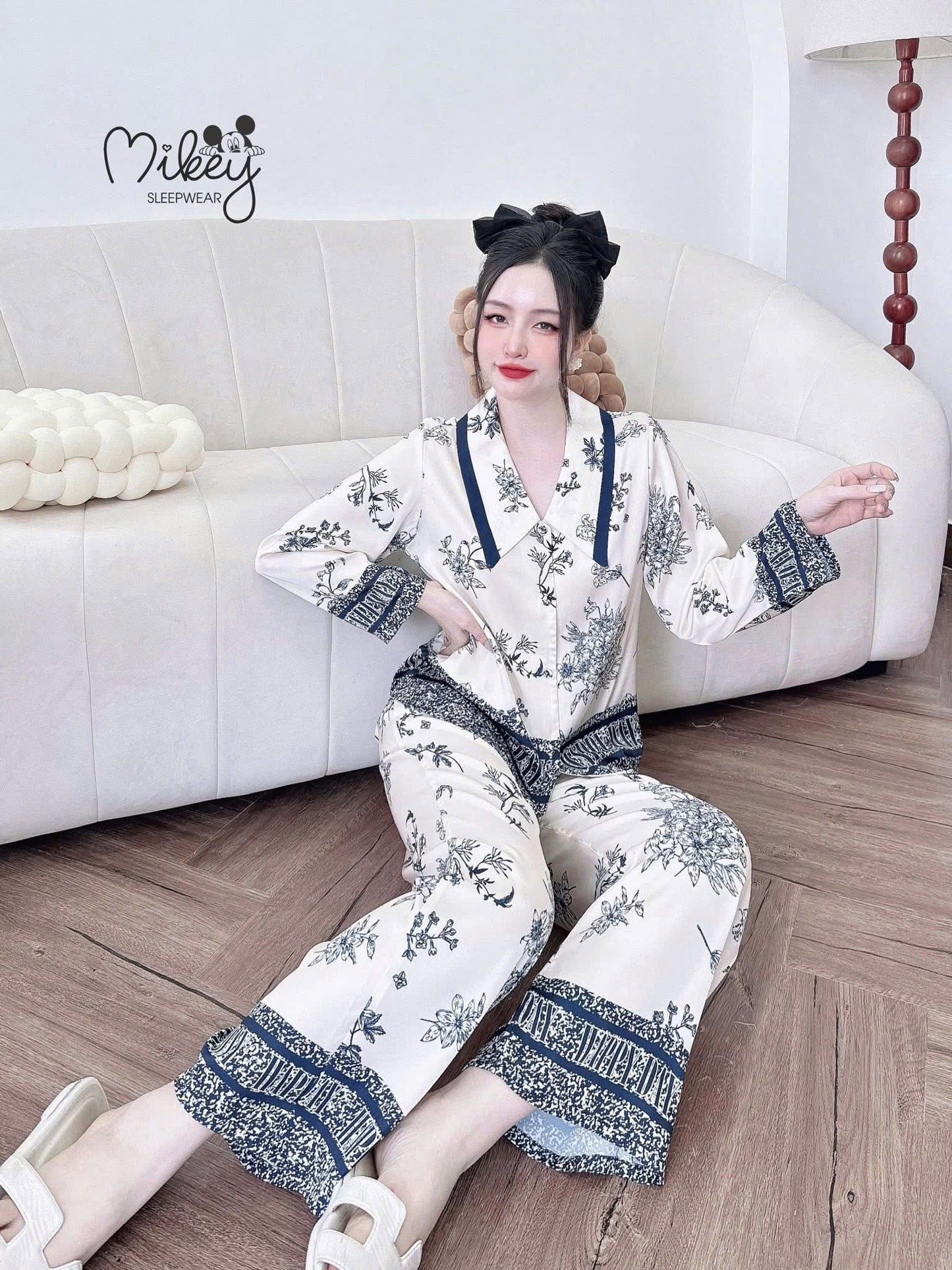 Bộ ngủ tay dài Mikey Latin cổ nhọn nút bọc
