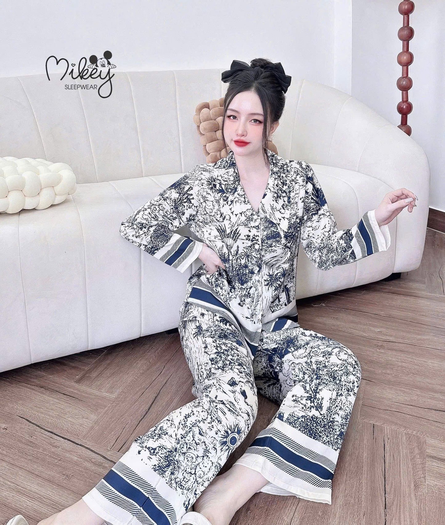 Bộ ngủ tay dài Mikey Latin cổ nhọn nút bọc
