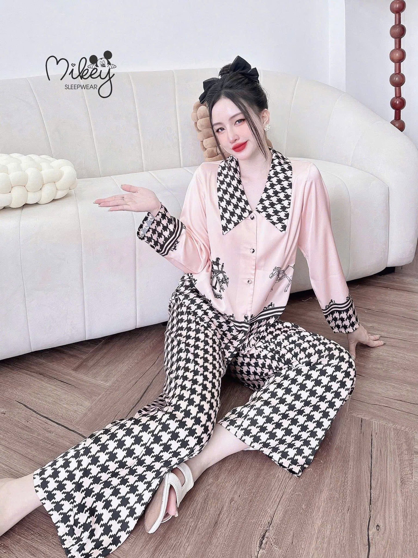 Bộ ngủ tay dài Mikey Latin cổ nhọn nút bọc