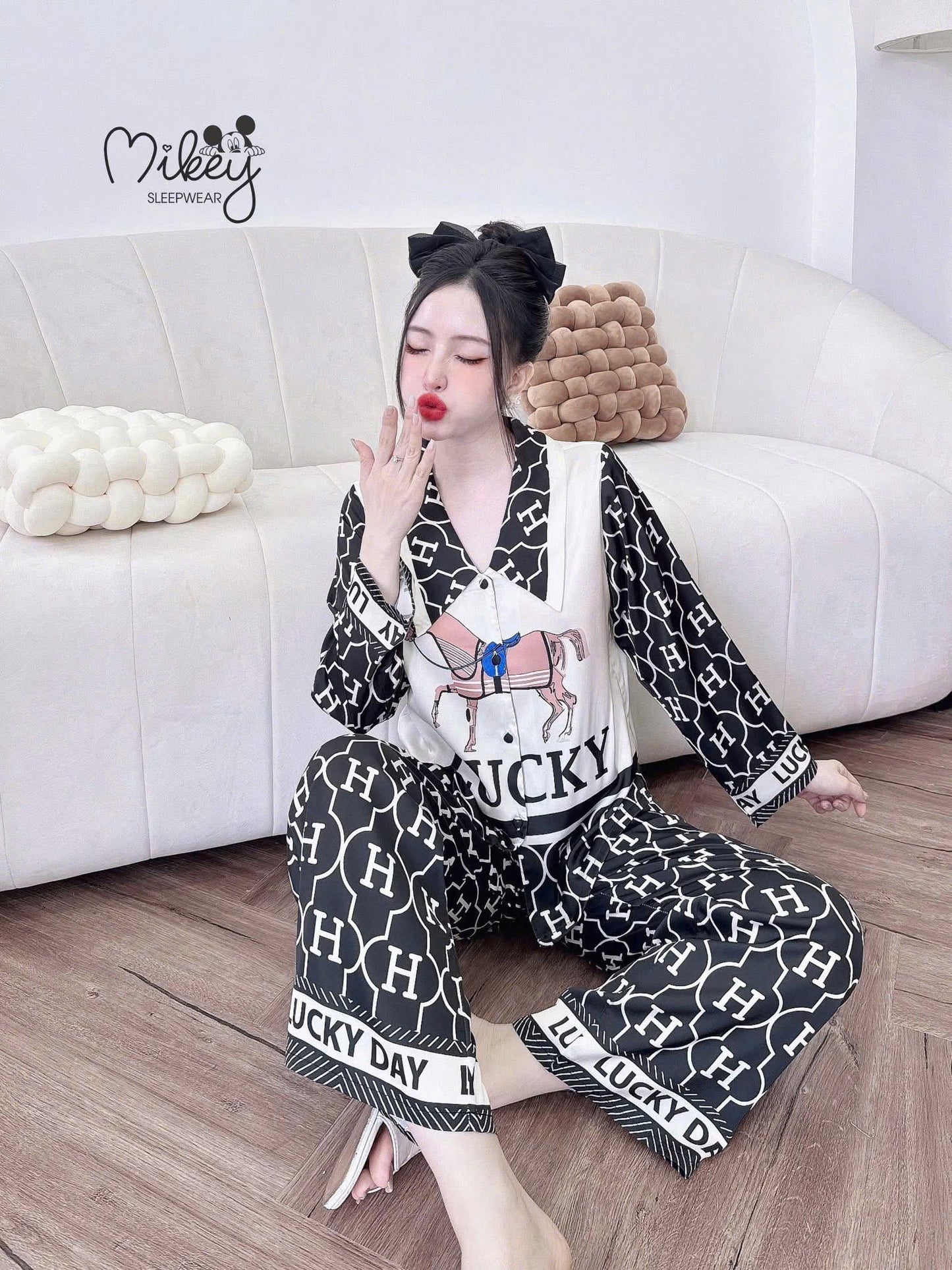 Bộ ngủ tay dài Mikey Latin cổ nhọn nút bọc