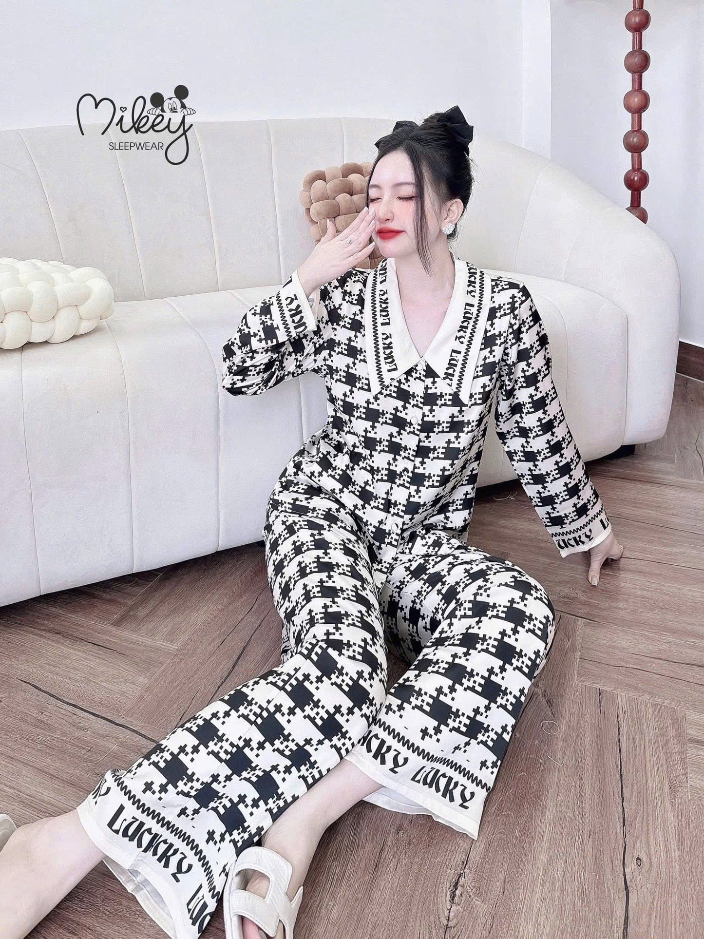 Bộ ngủ tay dài Mikey Latin cổ nhọn nút bọc