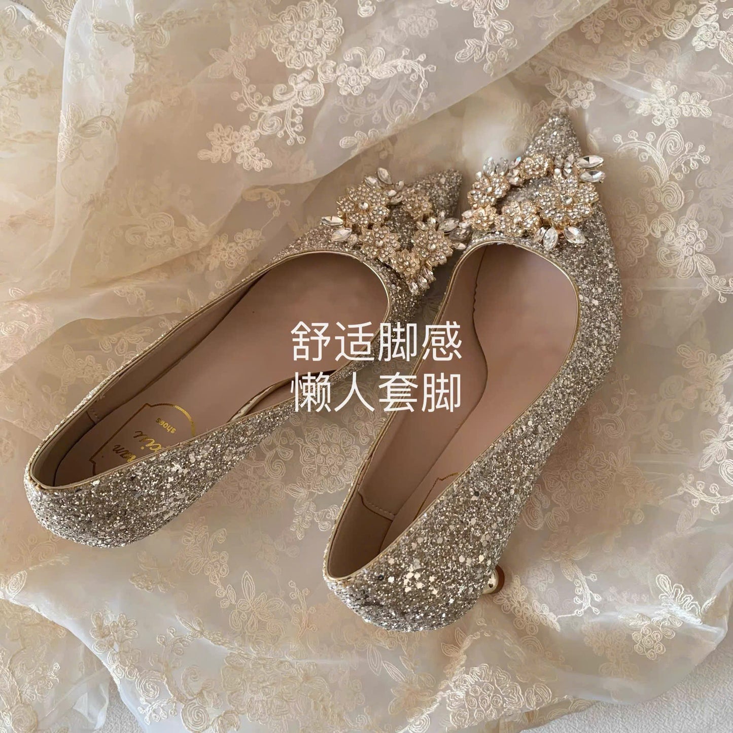 Giày cao gót mũi nhọn đính đá nổi bật