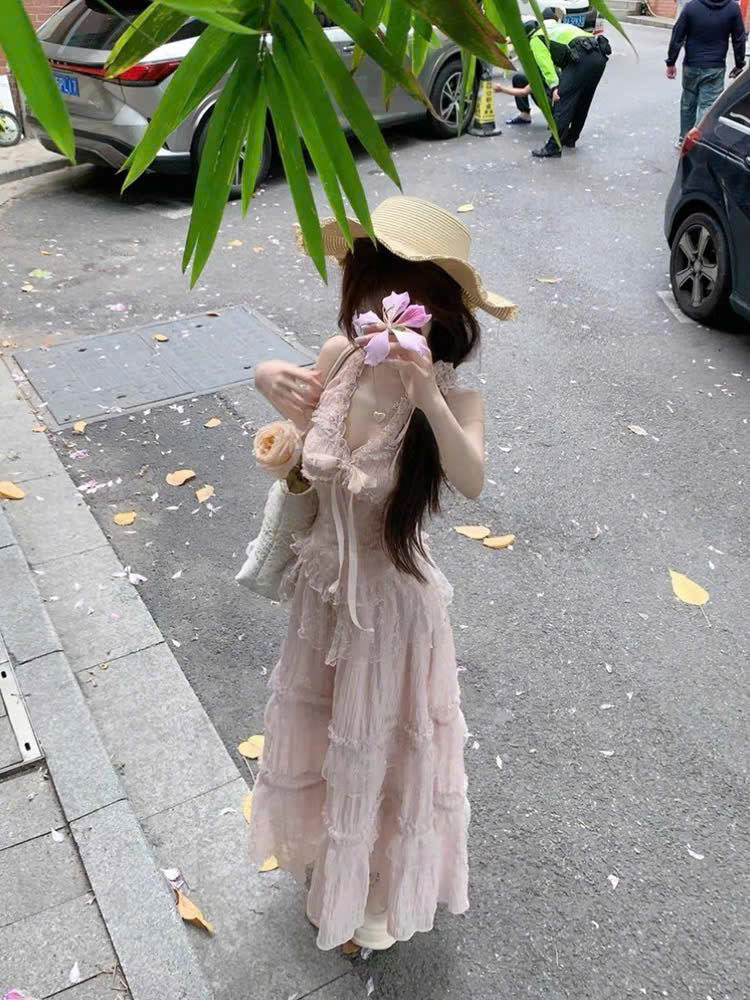 Set áo cổ yếm phối voan và chân váy dài dịu dàng