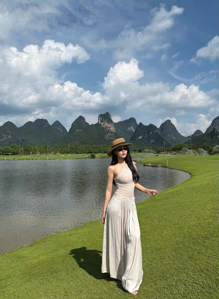 Đầm body dài cổ yếm ren xếp ly