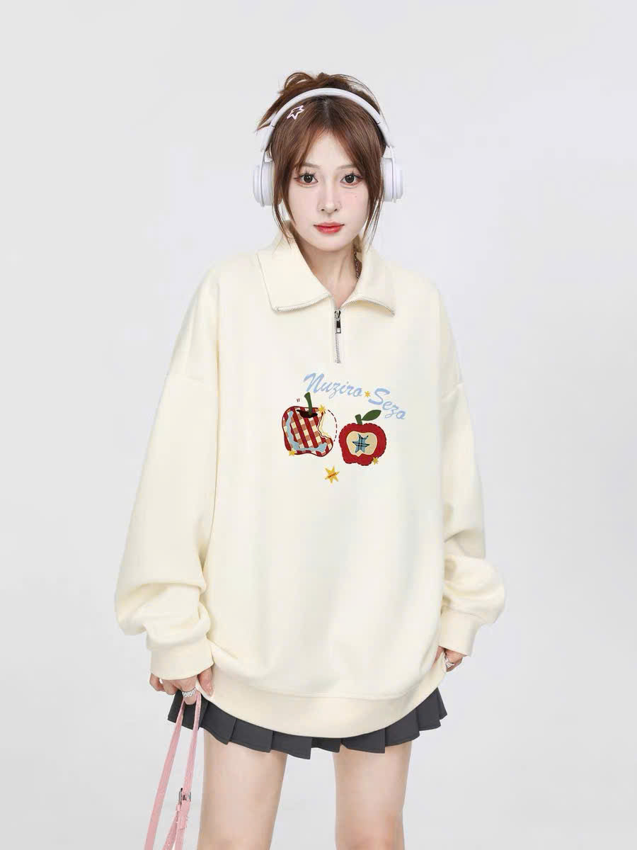 Áo sweater trắng kem cổ khóa kéo thêu quả táo