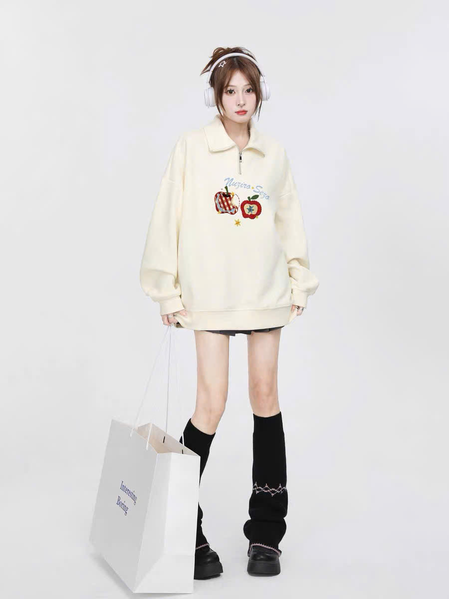 Áo sweater trắng kem cổ khóa kéo thêu quả táo