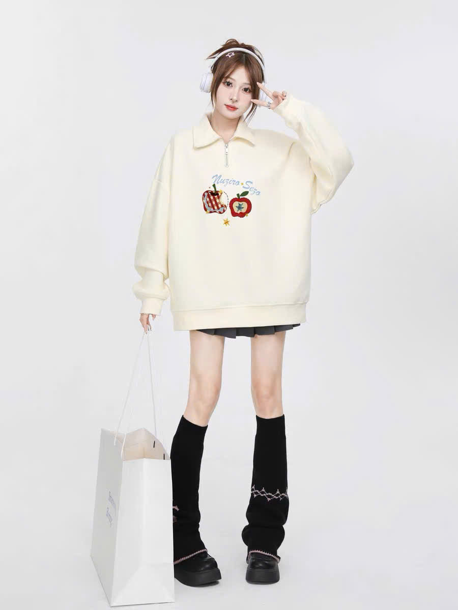 Áo sweater trắng kem cổ khóa kéo thêu quả táo
