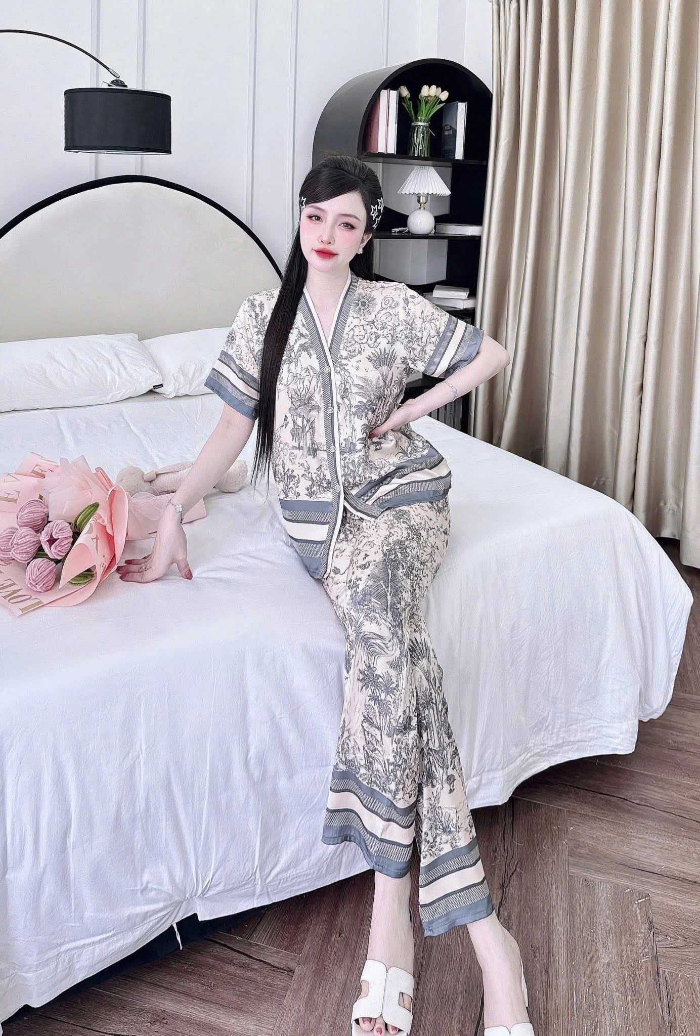 Bộ ngủ tay ngắn quần dài LATIN cổ Y cao cấp