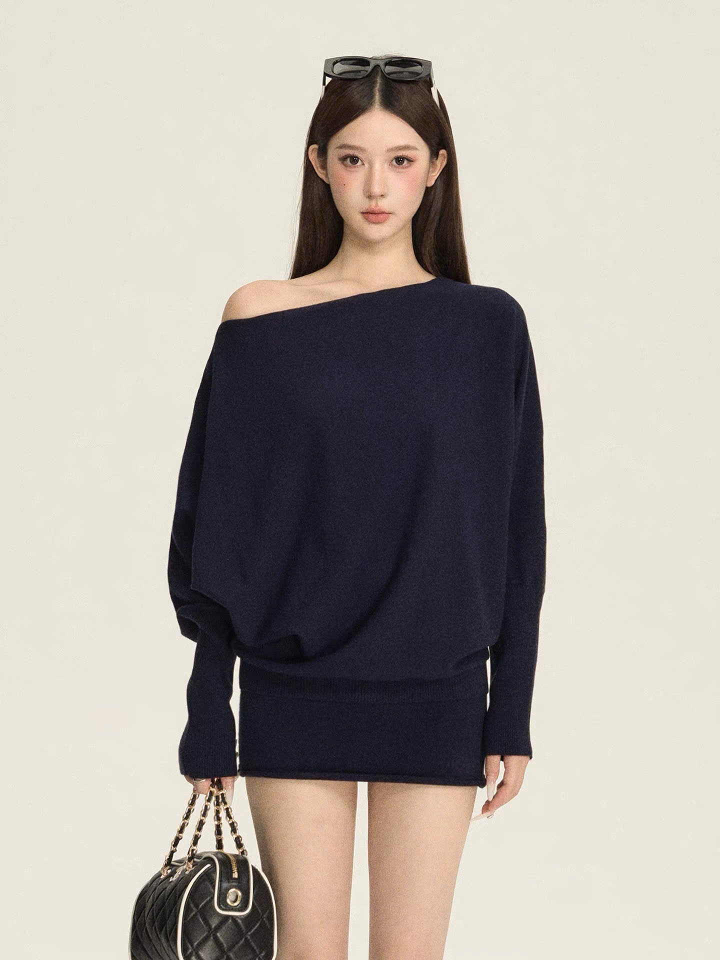 Set áo sweater lệch vai và chân váy trơn kèm khăn choàng cổ