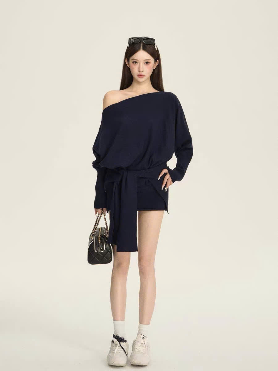 Set áo sweater lệch vai và chân váy trơn kèm khăn choàng cổ