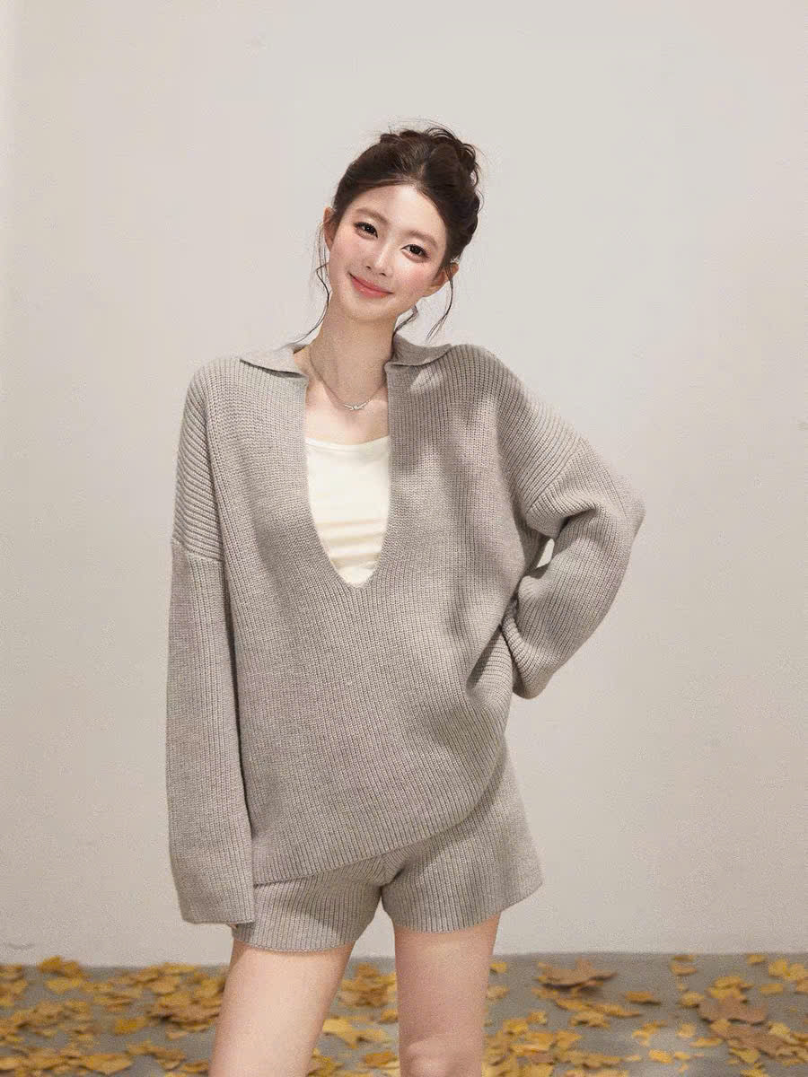 Set áo sweater cổ V quần đùi len dệt kem
