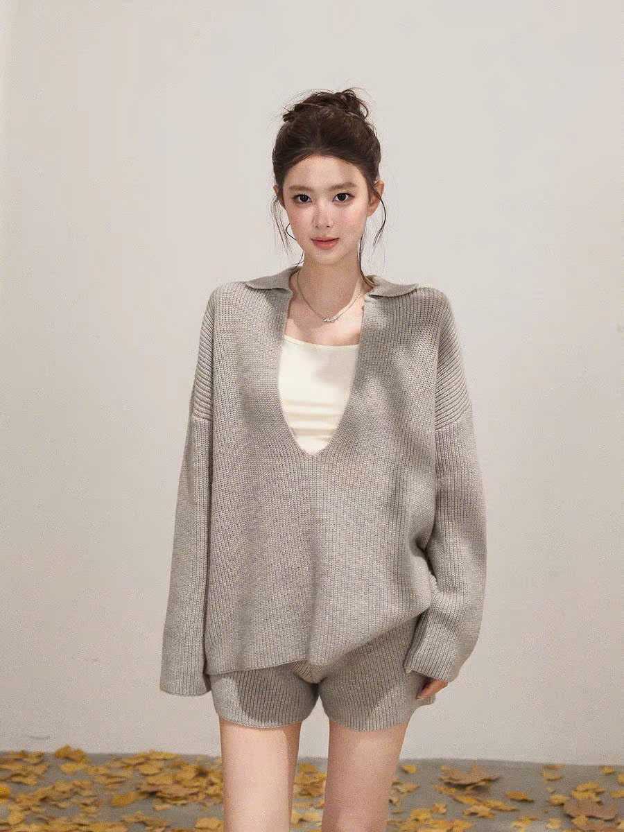 Set áo sweater cổ V quần đùi len dệt kem