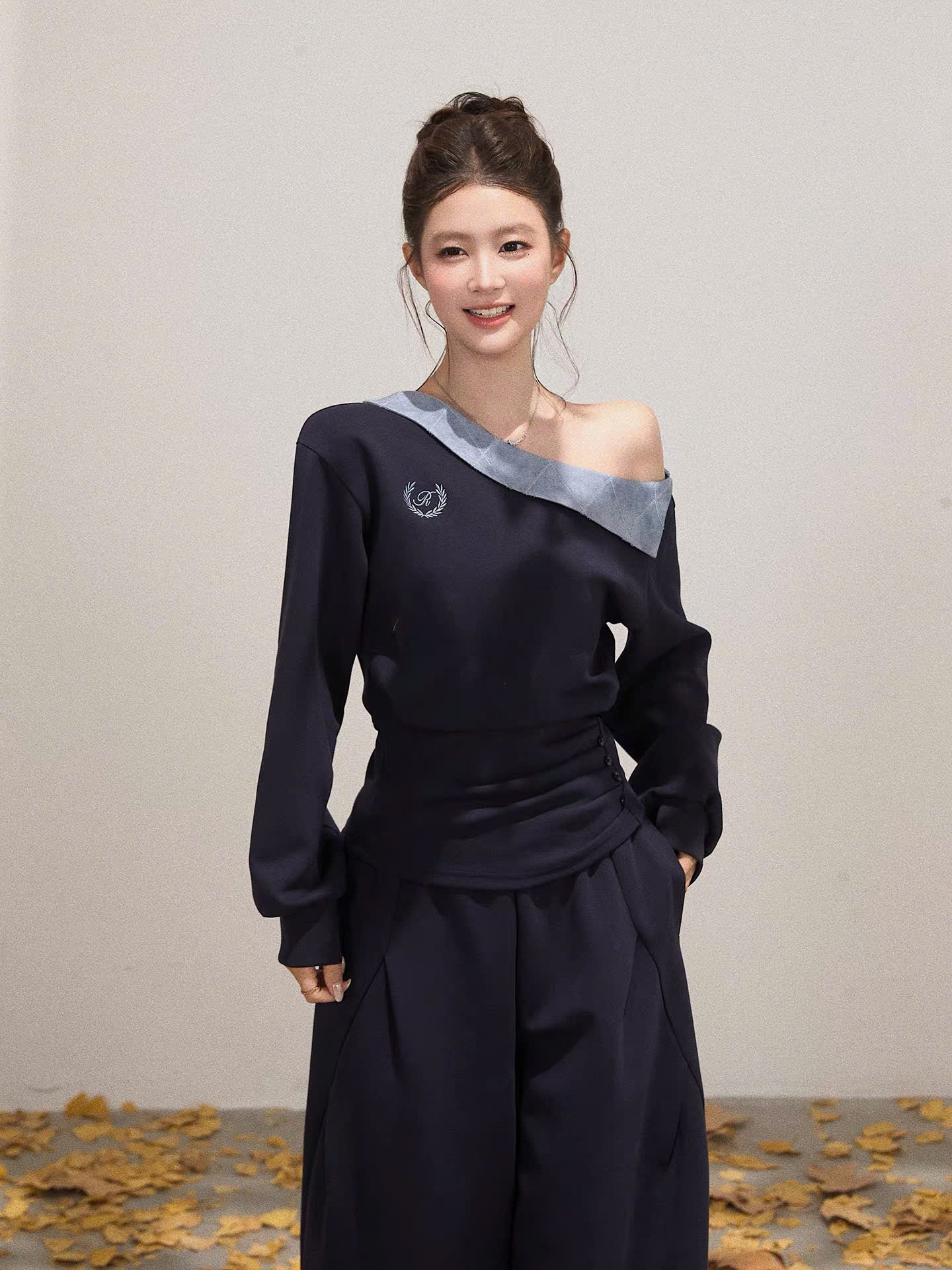 Set áo nỉ lệch vai và quần suông xanh than